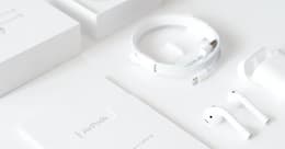 AppleAirPods mit einzelnen Verpackungselementen